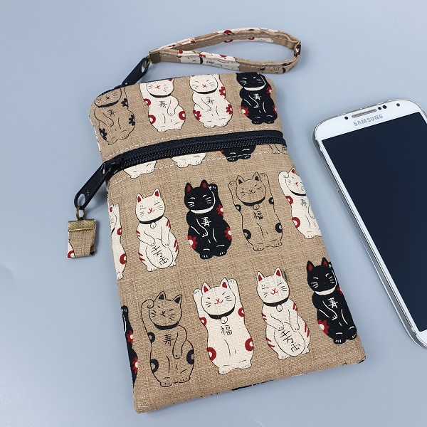 Etui smartphone sur mesure - 2 poches zippes - Maneki marron chats blancs & noirs